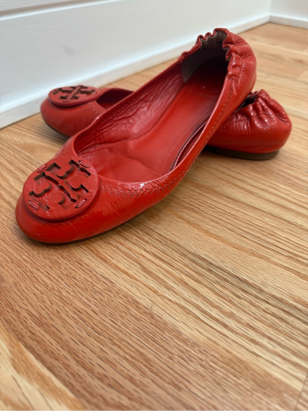 Tory Burch Red Orange Reva Patent Leather Ballet Flats, Size 7 - Picture 1 of 7